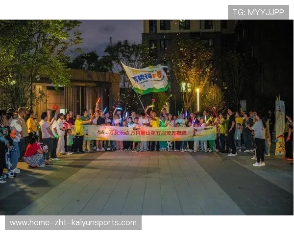 跑步社群举办“城市夜跑节”,体育与文旅联动初见成效 跑步社群举办“城市夜跑节”,体育与文旅联动初见成效